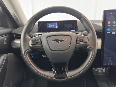 Ford Mustang Mach-E RWD 75 kWh (3-Fase) {SOH-93%} (INCL-BTW) Aut. *LUXURY-LEATHER | FULL-LED | DAB+ | DIGI-COCKPIT | KEYLESS | NAVI-FULLMAP | TOPVIEW | LANE-ASSIST | BLINDSPOT | CARPLAY | HEATED-COMFORTSEATS | PRIVACY-GLASS |TOWBAR | 18"ALU*