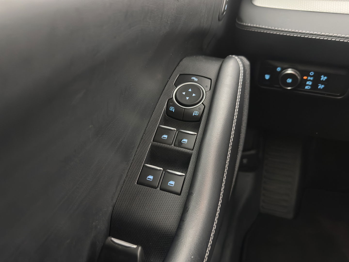 Ford Mustang Mach-E RWD 75 kWh (3-Fase) {SOH-93%} (INCL-BTW) Aut. *LUXURY-LEATHER | FULL-LED | DAB+ | DIGI-COCKPIT | KEYLESS | NAVI-FULLMAP | TOPVIEW | LANE-ASSIST | BLINDSPOT | CARPLAY | HEATED-COMFORTSEATS | PRIVACY-GLASS |TOWBAR | 18"ALU*