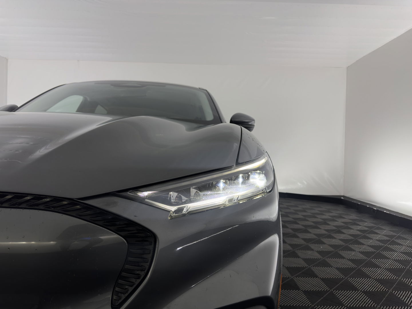 Ford Mustang Mach-E RWD 75 kWh (3-Fase) {SOH-93%} (INCL-BTW) Aut. *LUXURY-LEATHER | FULL-LED | DAB+ | DIGI-COCKPIT | KEYLESS | NAVI-FULLMAP | TOPVIEW | LANE-ASSIST | BLINDSPOT | CARPLAY | HEATED-COMFORTSEATS | PRIVACY-GLASS |TOWBAR | 18"ALU*