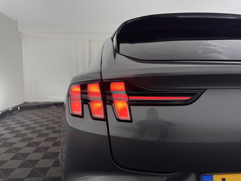 Ford Mustang Mach-E RWD 75 kWh (3-Fase) {SOH-93%} (INCL-BTW) Aut. *LUXURY-LEATHER | FULL-LED | DAB+ | DIGI-COCKPIT | KEYLESS | NAVI-FULLMAP | TOPVIEW | LANE-ASSIST | BLINDSPOT | CARPLAY | HEATED-COMFORTSEATS | PRIVACY-GLASS |TOWBAR | 18"ALU*