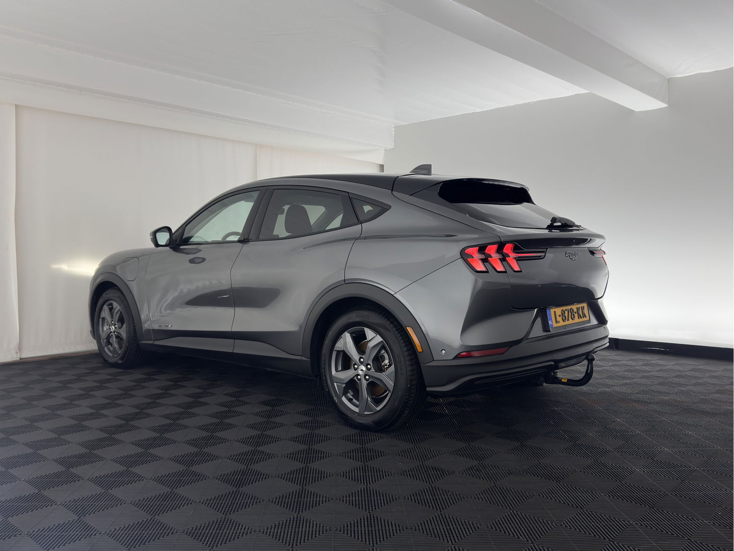 Ford Mustang Mach-E RWD 75 kWh (3-Fase) {SOH-93%} (INCL-BTW) Aut. *LUXURY-LEATHER | FULL-LED | DAB+ | DIGI-COCKPIT | KEYLESS | NAVI-FULLMAP | TOPVIEW | LANE-ASSIST | BLINDSPOT | CARPLAY | HEATED-COMFORTSEATS | PRIVACY-GLASS |TOWBAR | 18"ALU*