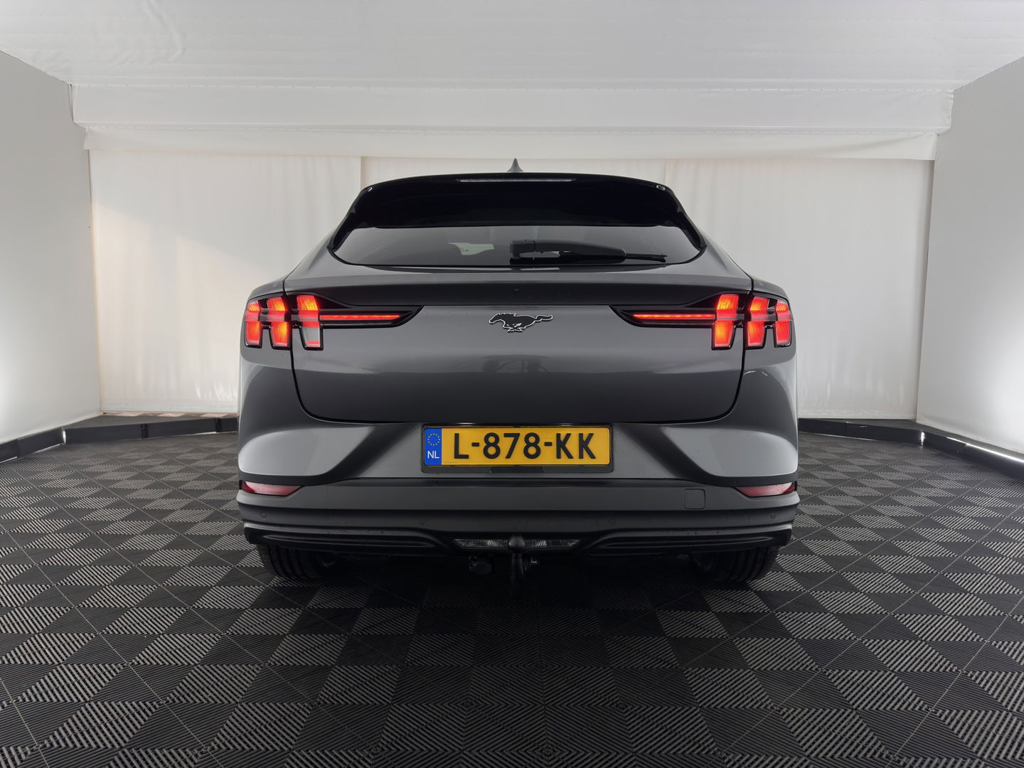 Ford Mustang Mach-E RWD 75 kWh (3-Fase) {SOH-93%} (INCL-BTW) Aut. *LUXURY-LEATHER | FULL-LED | DAB+ | DIGI-COCKPIT | KEYLESS | NAVI-FULLMAP | TOPVIEW | LANE-ASSIST | BLINDSPOT | CARPLAY | HEATED-COMFORTSEATS | PRIVACY-GLASS |TOWBAR | 18"ALU*