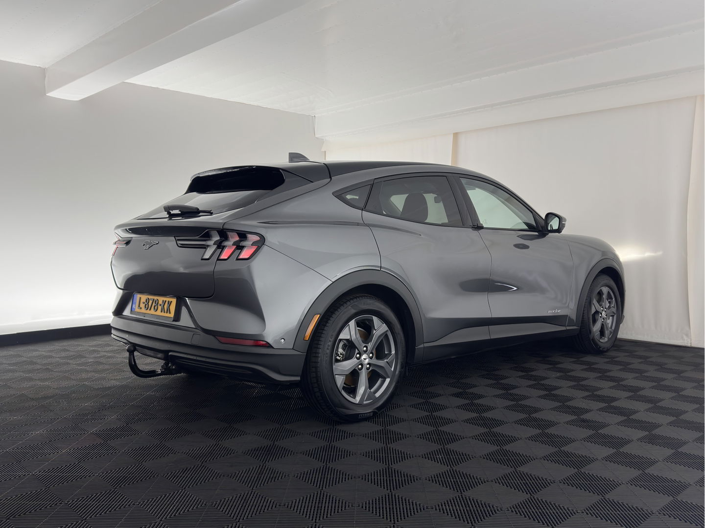 Ford Mustang Mach-E RWD 75 kWh (3-Fase) {SOH-93%} (INCL-BTW) Aut. *LUXURY-LEATHER | FULL-LED | DAB+ | DIGI-COCKPIT | KEYLESS | NAVI-FULLMAP | TOPVIEW | LANE-ASSIST | BLINDSPOT | CARPLAY | HEATED-COMFORTSEATS | PRIVACY-GLASS |TOWBAR | 18"ALU*