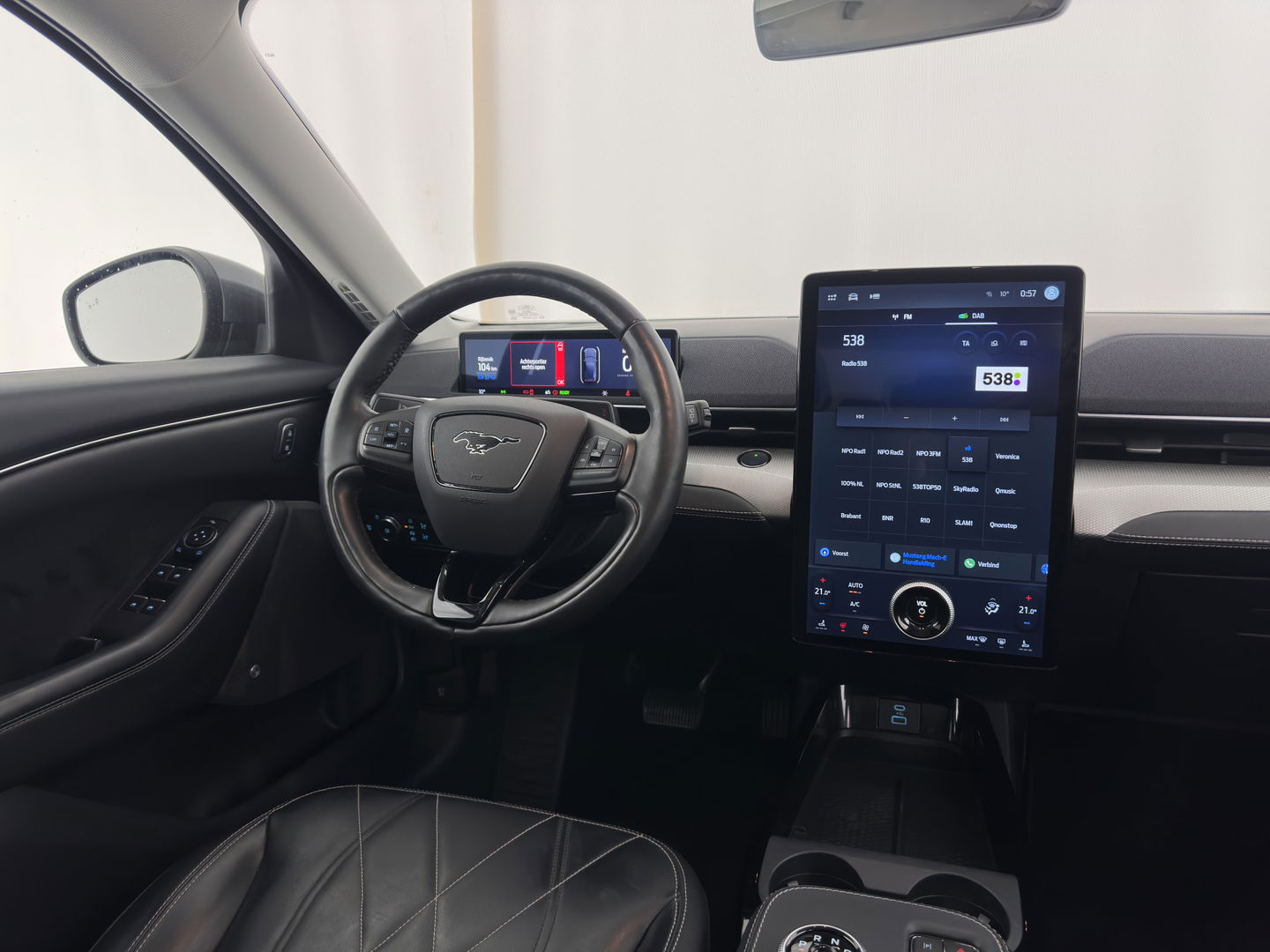 Ford Mustang Mach-E RWD 75 kWh (3-Fase) {SOH-93%} (INCL-BTW) Aut. *LUXURY-LEATHER | FULL-LED | DAB+ | DIGI-COCKPIT | KEYLESS | NAVI-FULLMAP | TOPVIEW | LANE-ASSIST | BLINDSPOT | CARPLAY | HEATED-COMFORTSEATS | PRIVACY-GLASS |TOWBAR | 18"ALU*