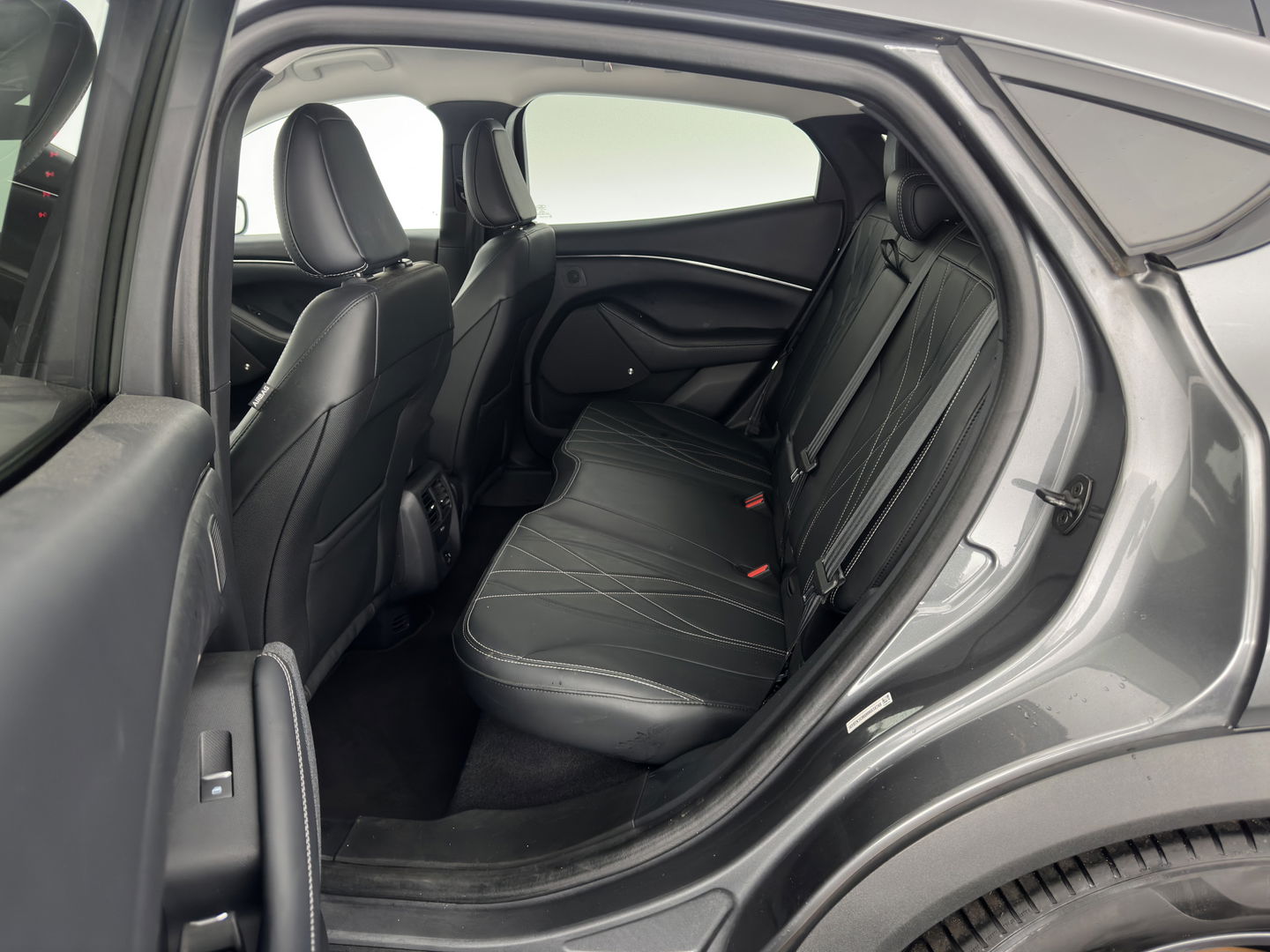 Ford Mustang Mach-E RWD 75 kWh (3-Fase) {SOH-93%} (INCL-BTW) Aut. *LUXURY-LEATHER | FULL-LED | DAB+ | DIGI-COCKPIT | KEYLESS | NAVI-FULLMAP | TOPVIEW | LANE-ASSIST | BLINDSPOT | CARPLAY | HEATED-COMFORTSEATS | PRIVACY-GLASS |TOWBAR | 18"ALU*