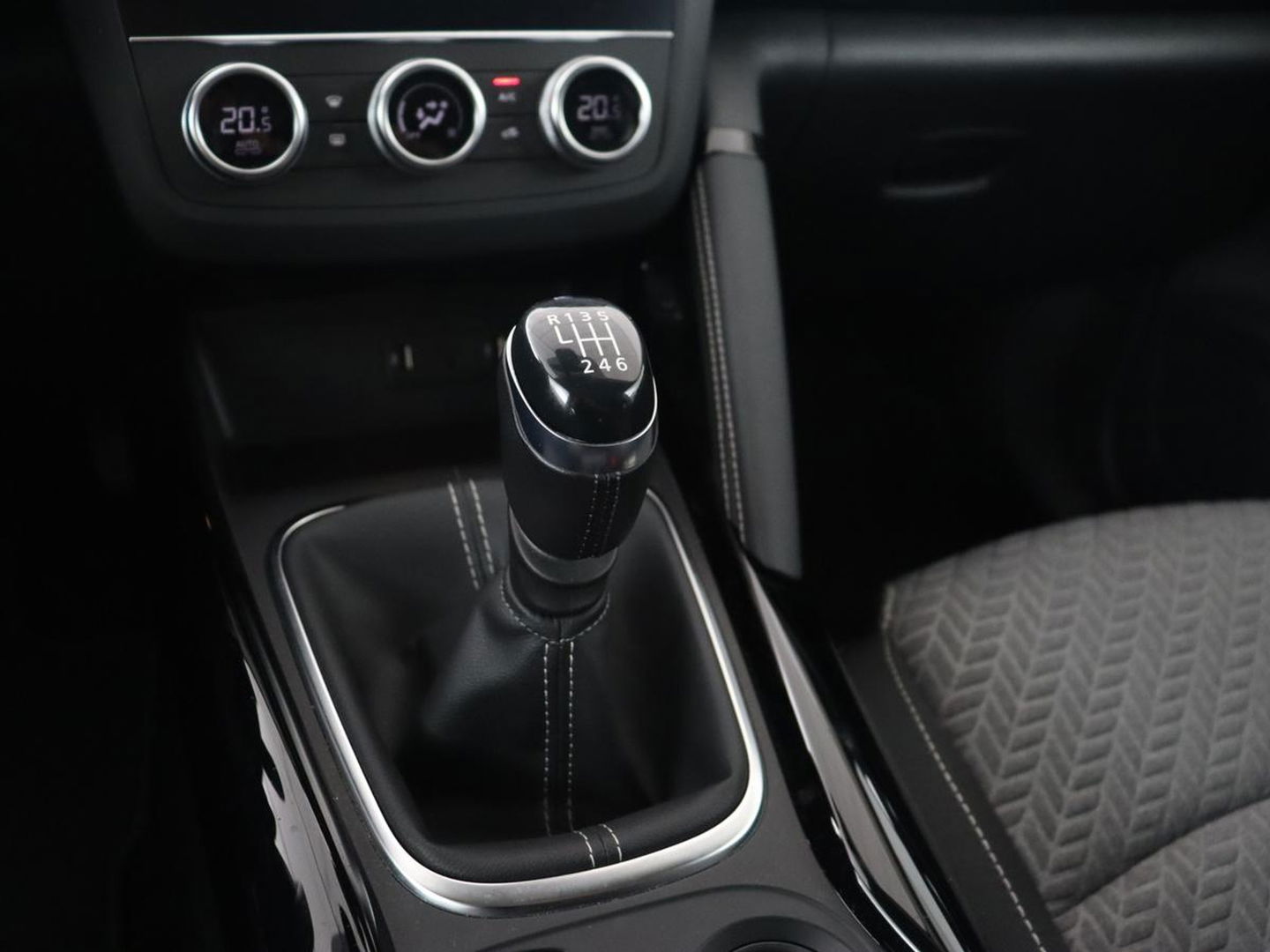 Renault Kadjar 1.3 TCe Limited | 60.800km NAP | Carplay | Navigatie | Climate control | Keyless | Parkeerhulp | Cruise control | DAB | Bluetooth