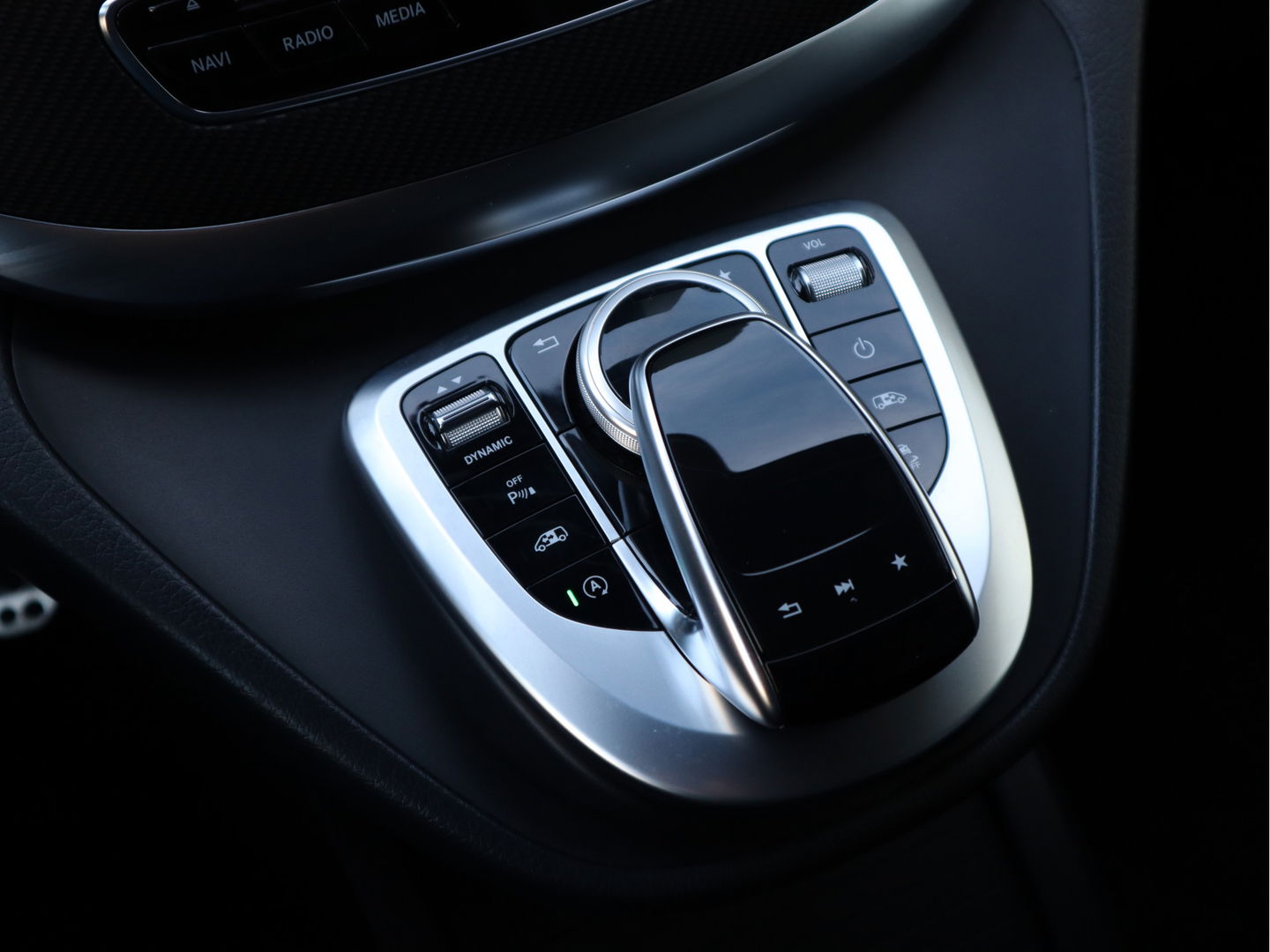 Mercedes-Benz V-Klasse 300d L3 4-MATIC Extra Lang DC 5 Pers - AMG - Trekhaak - ACC