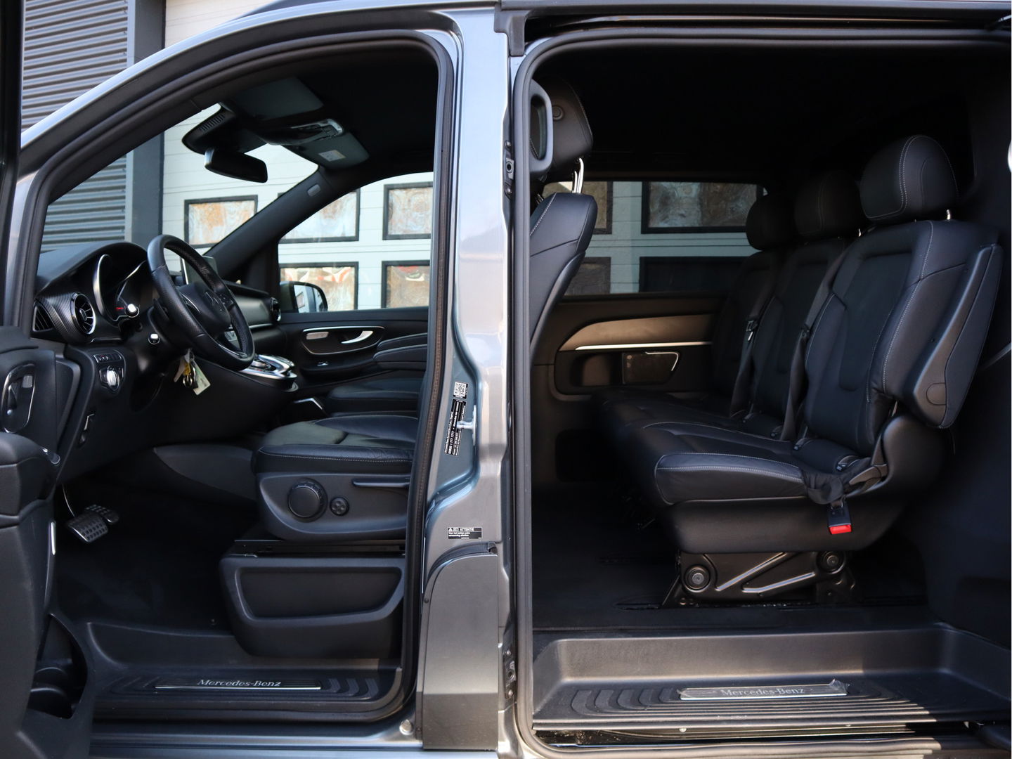 Mercedes-Benz V-Klasse 300d L3 4-MATIC Extra Lang DC 5 Pers - AMG - Trekhaak - ACC