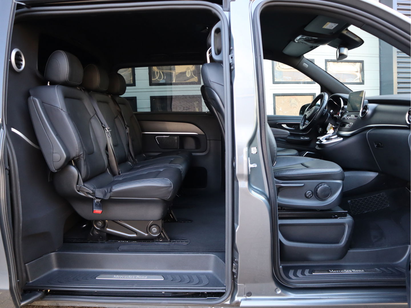 Mercedes-Benz V-Klasse 300d L3 4-MATIC Extra Lang DC 5 Pers - AMG - Trekhaak - ACC