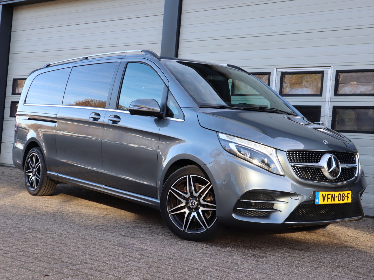 Mercedes-Benz V-Klasse 300d L3 4-MATIC Extra Lang DC 5 Pers - AMG - Trekhaak - ACC