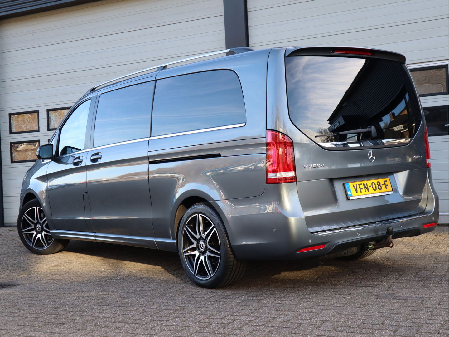 Mercedes-Benz V-Klasse 300d L3 4-MATIC Extra Lang DC 5 Pers - AMG - Trekhaak - ACC