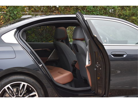 BMW 5 Serie 520i M-Sport Comfort pack 208 pk | Vol | Pano.dak | HUD | Harman/Kardon | Keyless | Memory stoelen | 360 gr.camera | Stoelverkoeling