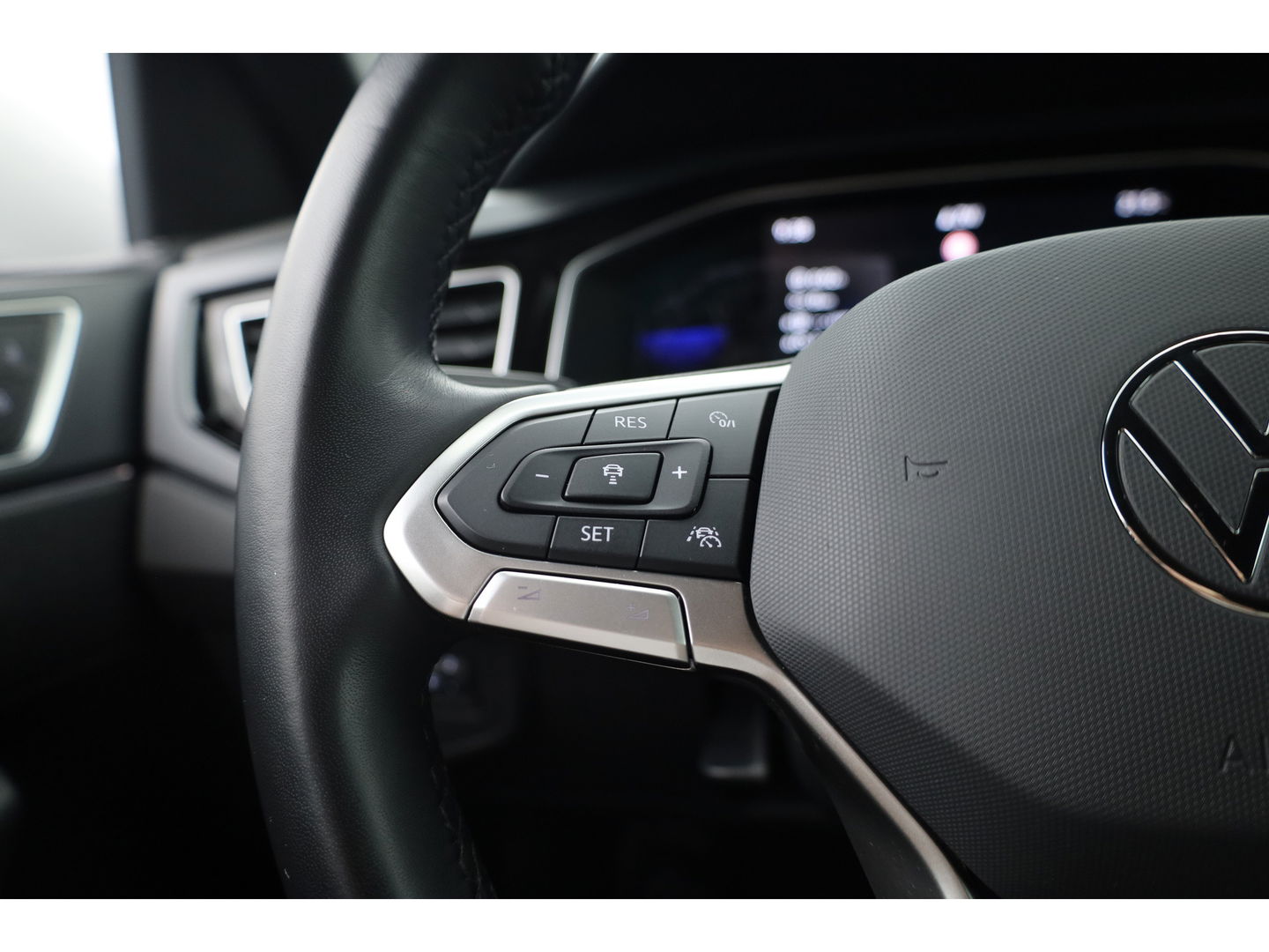 Volkswagen Polo 1.0 TSI R-Line DSG | Adapt. Cruise | Apple CarPlay & Android Auto | Trekhaak | Navi | 17"