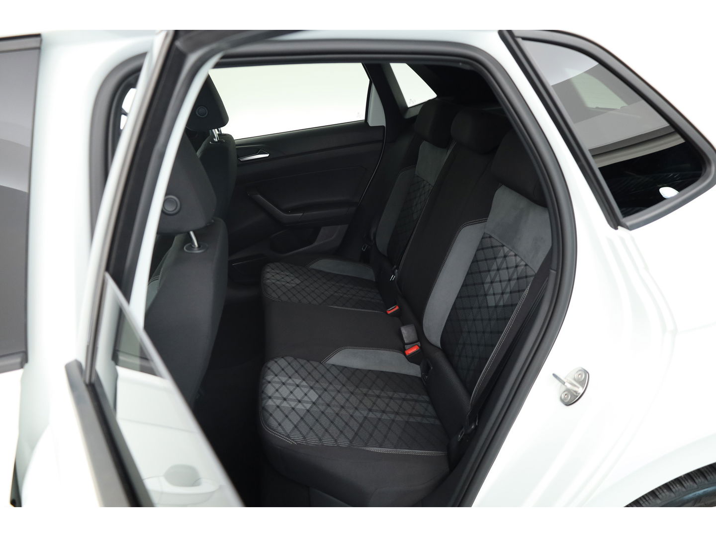 Volkswagen Polo 1.0 TSI R-Line DSG | Adapt. Cruise | Apple CarPlay & Android Auto | Trekhaak | Navi | 17"