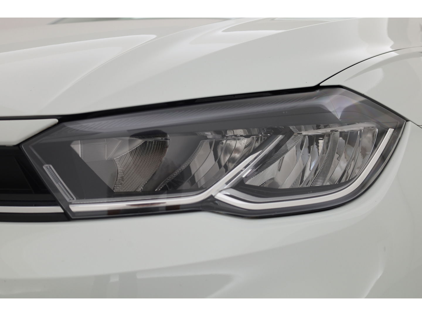 Volkswagen Polo 1.0 TSI R-Line DSG | Adapt. Cruise | Apple CarPlay & Android Auto | Trekhaak | Navi | 17"