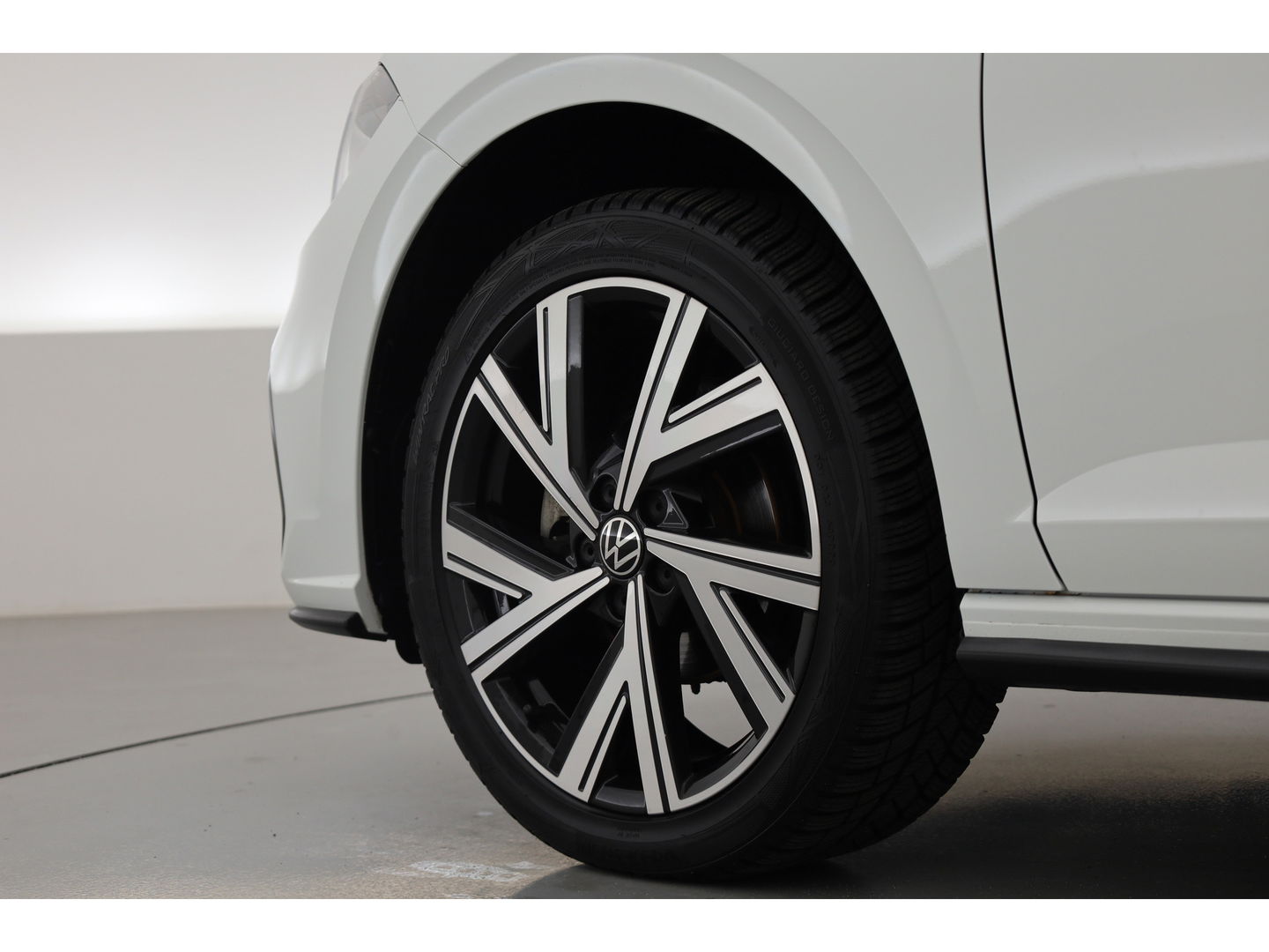 Volkswagen Polo 1.0 TSI R-Line DSG | Adapt. Cruise | Apple CarPlay & Android Auto | Trekhaak | Navi | 17"