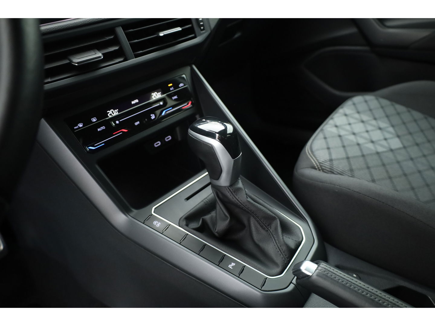 Volkswagen Polo 1.0 TSI R-Line DSG | Adapt. Cruise | Apple CarPlay & Android Auto | Trekhaak | Navi | 17"