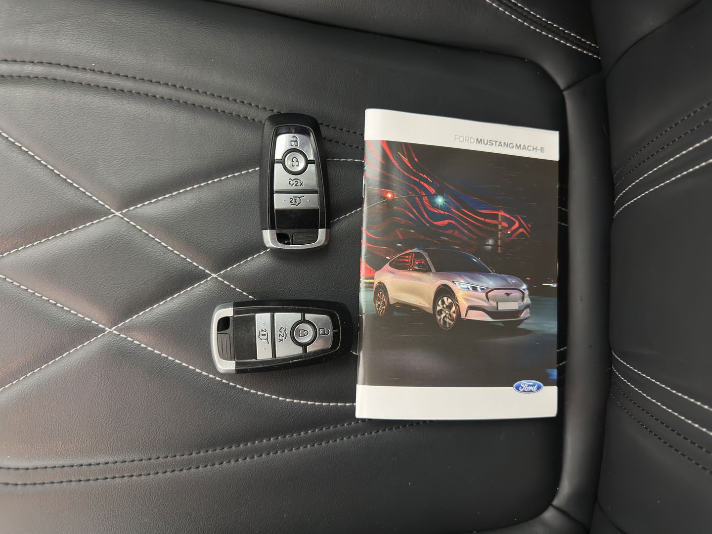 Ford Mustang Mach-E RWD 75 kWh (3-Fase) {SOH-93%} (INCL-BTW) Aut. *LUXURY-LEATHER | FULL-LED | DAB+ | DIGI-COCKPIT | KEYLESS | NAVI-FULLMAP | TOPVIEW | LANE-ASSIST | BLINDSPOT | CARPLAY | HEATED-COMFORTSEATS | PRIVACY-GLASS |TOWBAR | 18"ALU*