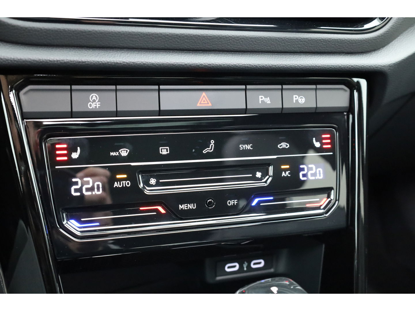 Volkswagen T-Roc 1.5 TSI R-Line Black Style | Pano | Adapt. Cruise | 19'' | IQ. Light | Camera | Afn. Trekhaak