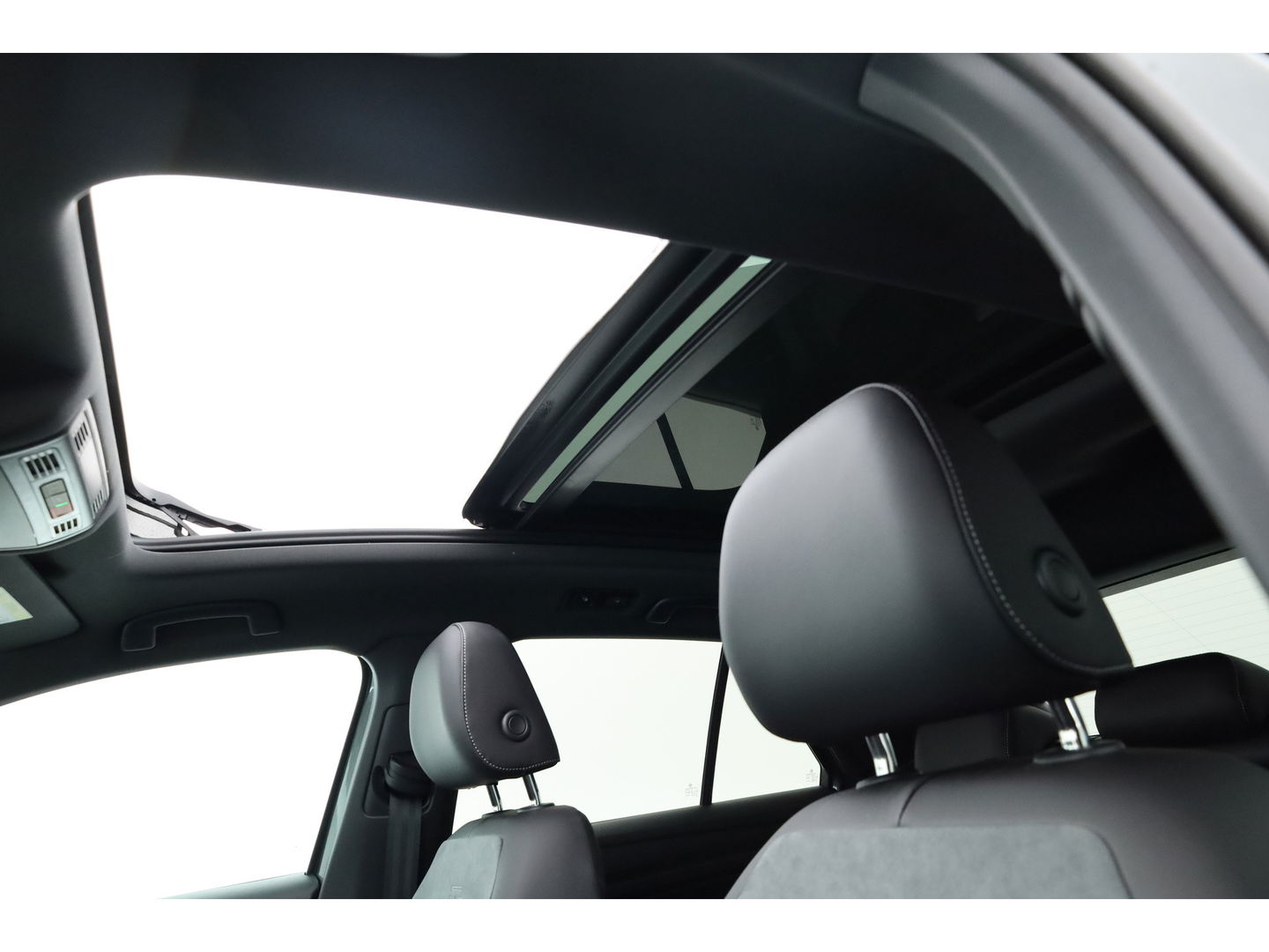 Volkswagen T-Roc 1.5 TSI R-Line Black Style | Pano | Adapt. Cruise | 19'' | IQ. Light | Camera | Afn. Trekhaak