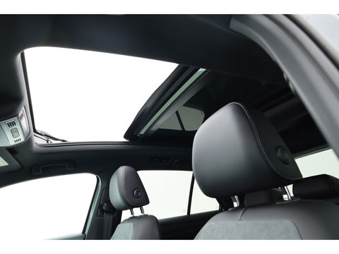 Volkswagen T-Roc 1.5 TSI R-Line Black Style | Pano | Adapt. Cruise | 19'' | IQ. Light | Camera | Afn. Trekhaak