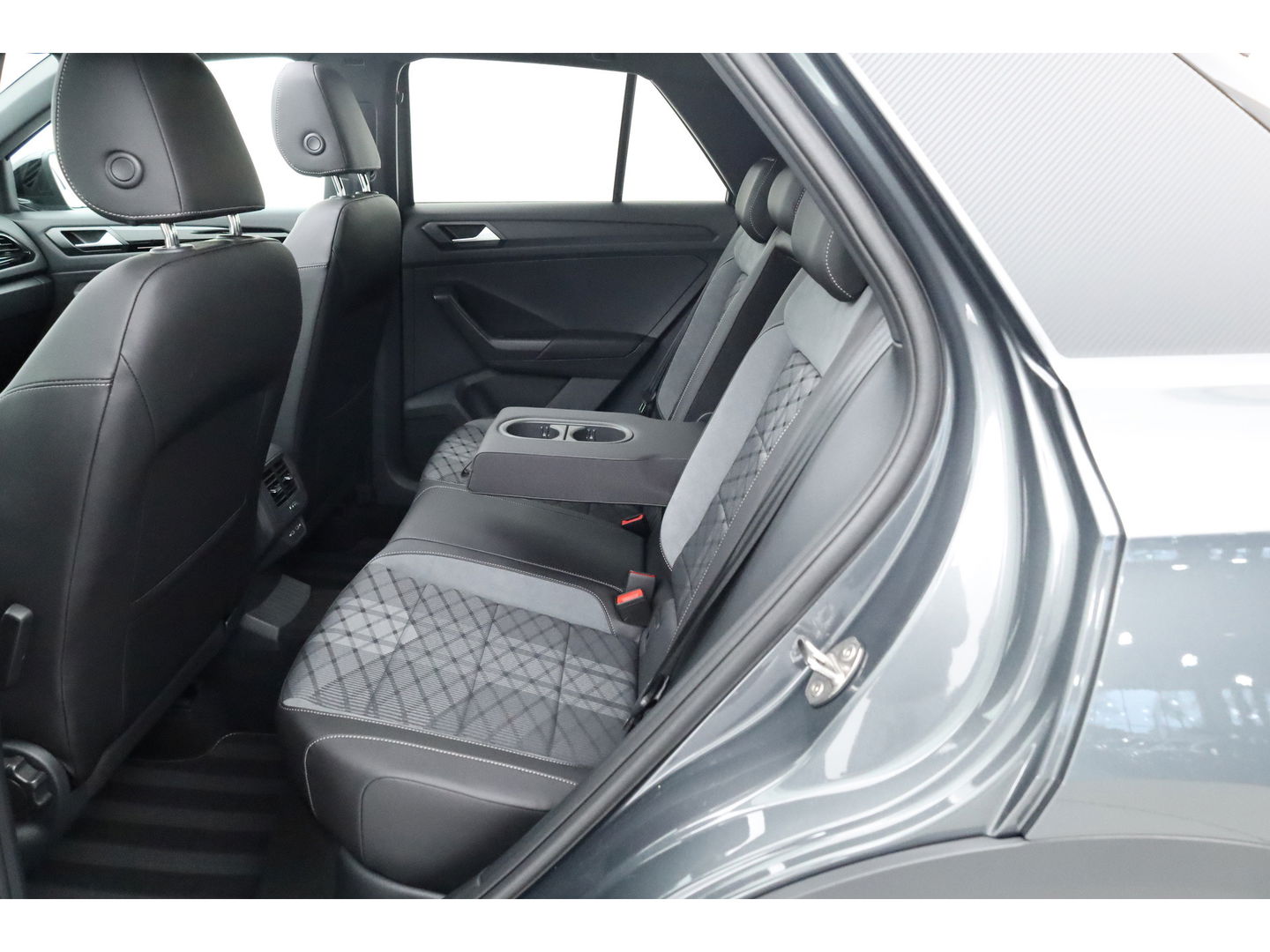 Volkswagen T-Roc 1.5 TSI R-Line Black Style | Pano | Adapt. Cruise | 19'' | IQ. Light | Camera | Afn. Trekhaak