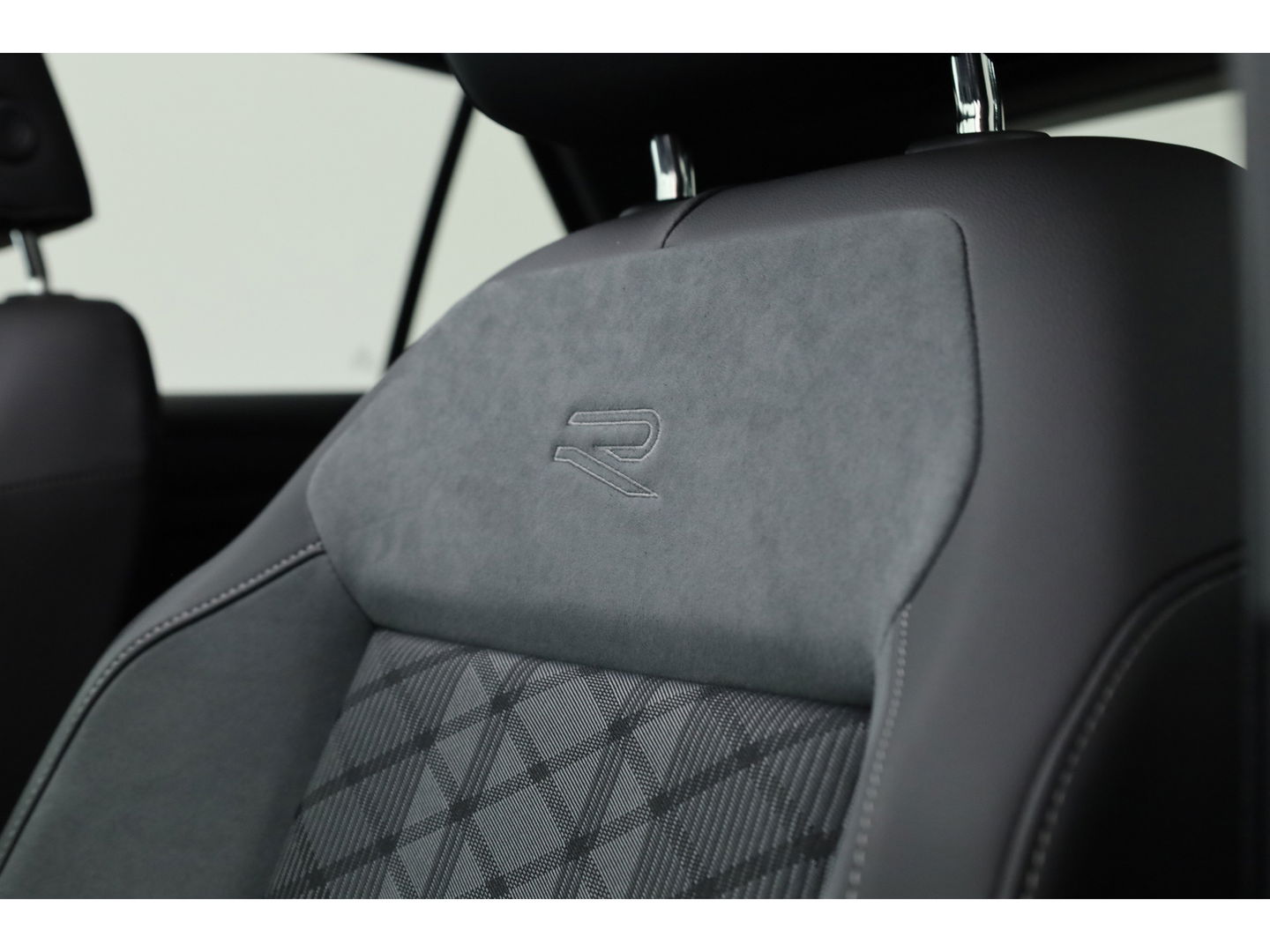 Volkswagen T-Roc 1.5 TSI R-Line Black Style | Pano | Adapt. Cruise | 19'' | IQ. Light | Camera | Afn. Trekhaak