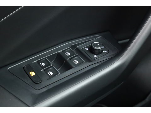 Volkswagen T-Roc 1.5 TSI R-Line Black Style | Pano | Adapt. Cruise | 19'' | IQ. Light | Camera | Afn. Trekhaak