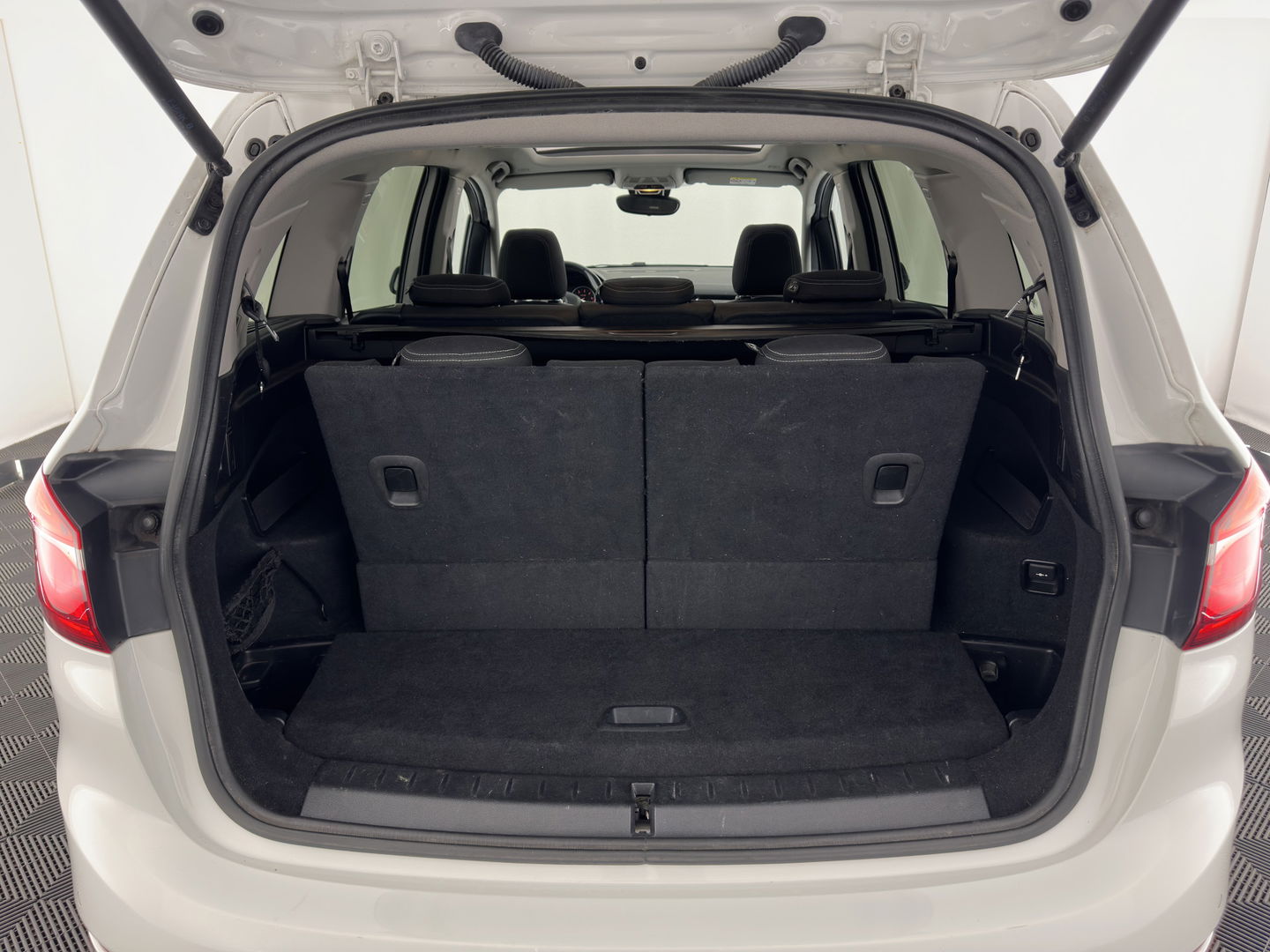 BMW 2 Serie Gran Tourer 216d Corporate Lease Sport ( 7-Pers ) *PANO | NAVI-FULLMAP | SPORTSEATS | ECC | PRIVACY-GLASS | PDC | CRUISE | 17''ALU*