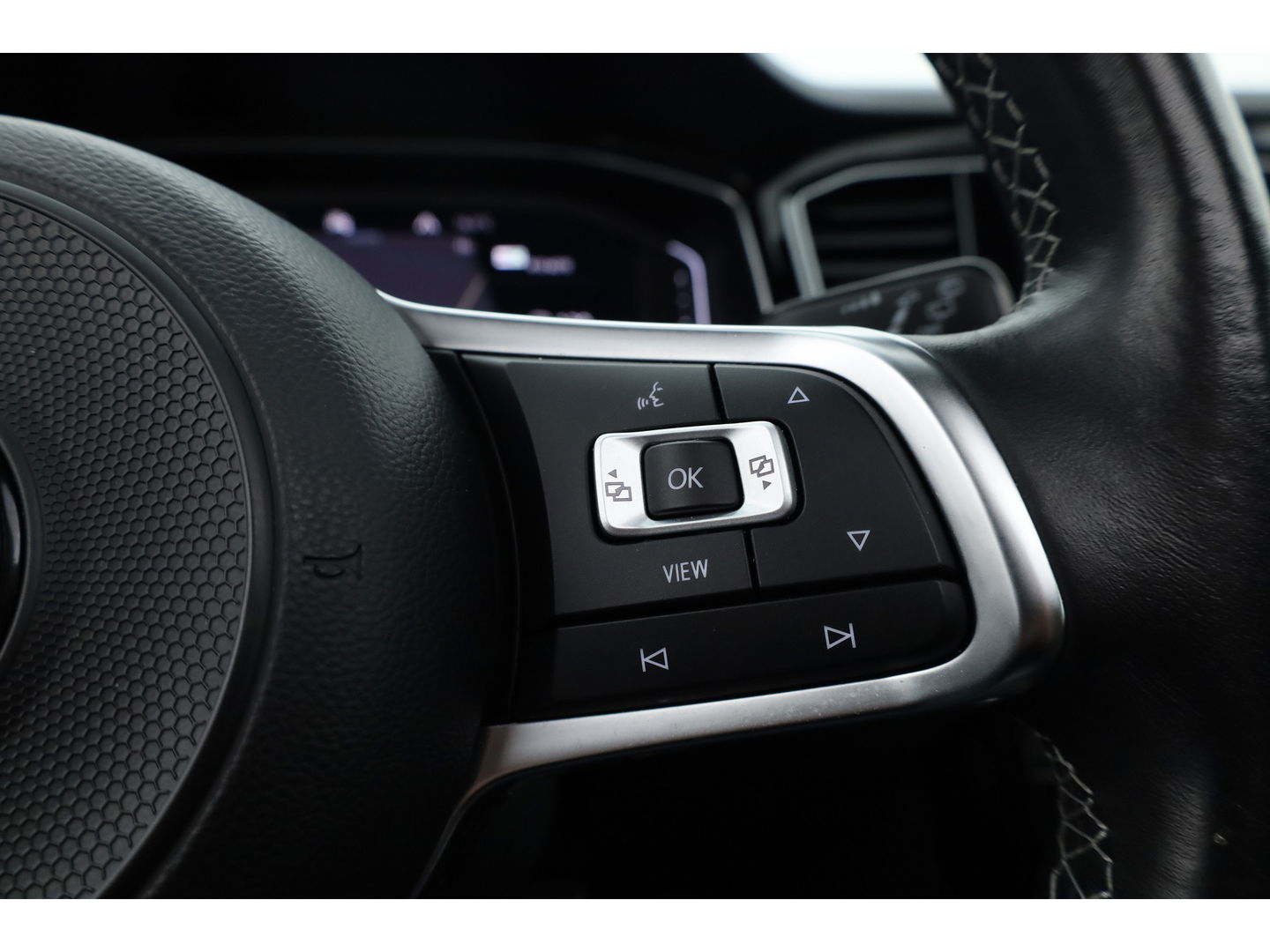 Volkswagen T-Roc 1.5 TSI Sport DSG | Pano | Afn. Trekhaak | Digi. Dashboard | Camera | 19'' | Adapt. Cruise | Keyless