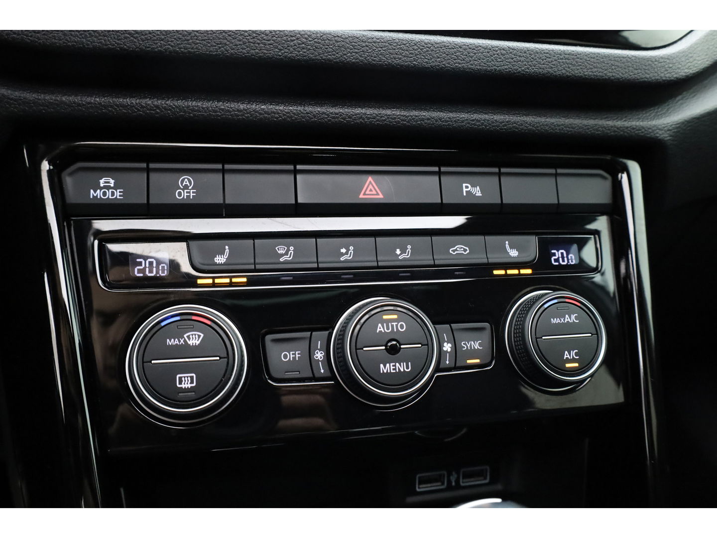 Volkswagen T-Roc 1.5 TSI Sport DSG | Pano | Afn. Trekhaak | Digi. Dashboard | Camera | 19'' | Adapt. Cruise | Keyless