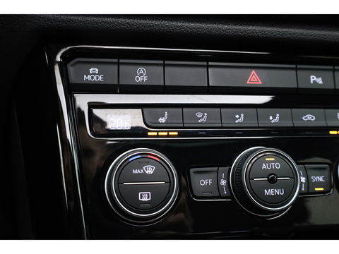 Volkswagen T-Roc 1.5 TSI Sport DSG | Pano | Afn. Trekhaak | Digi. Dashboard | Camera | 19'' | Adapt. Cruise | Keyless