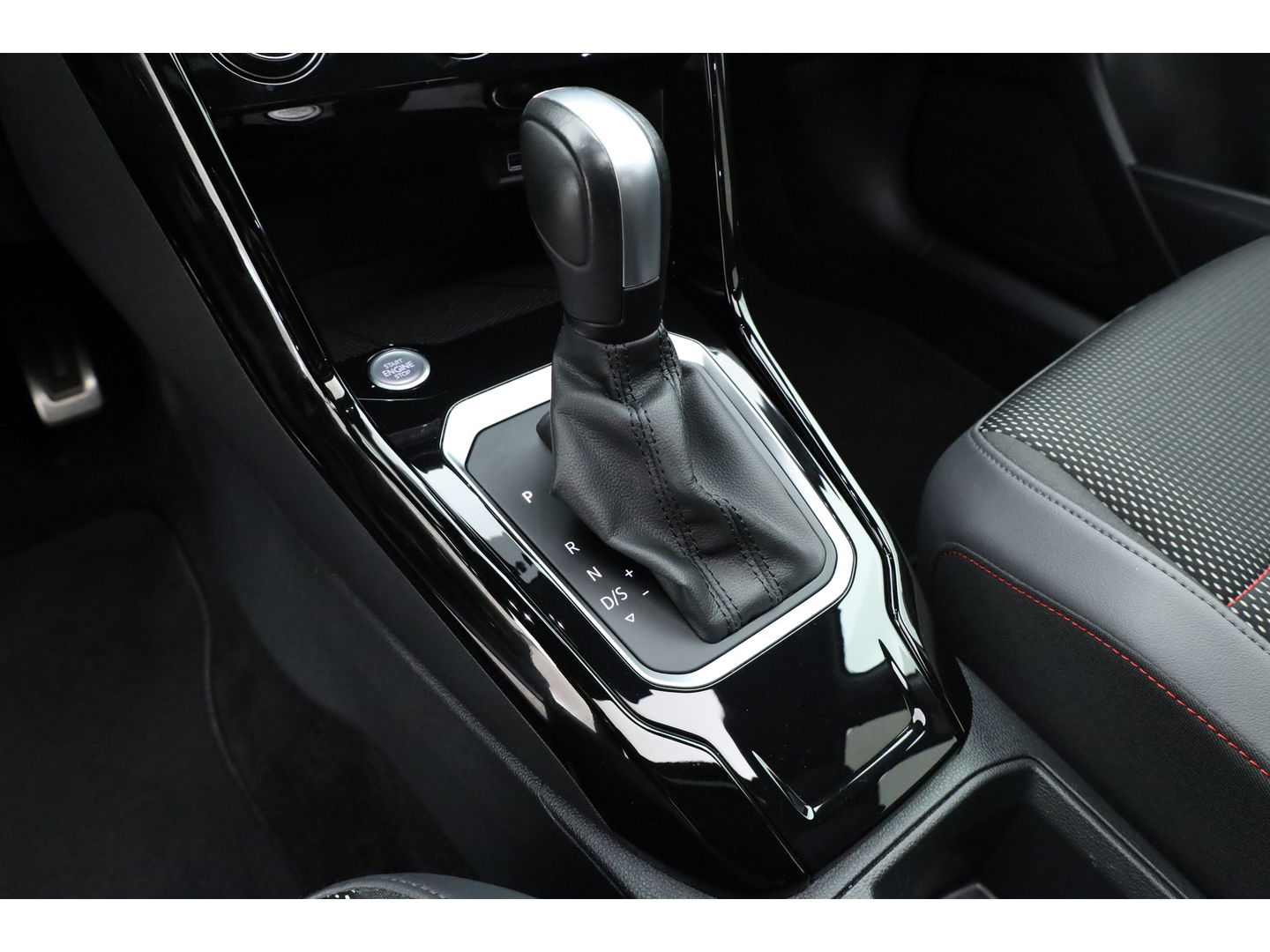 Volkswagen T-Roc 1.5 TSI Sport DSG | Pano | Afn. Trekhaak | Digi. Dashboard | Camera | 19'' | Adapt. Cruise | Keyless