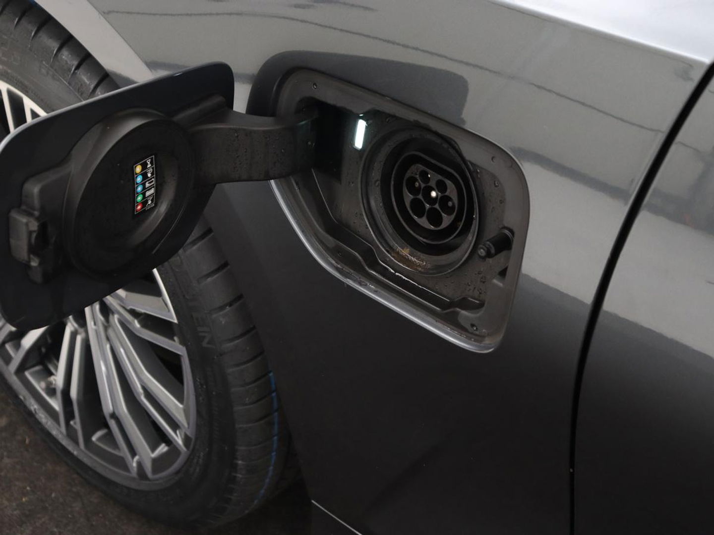 BMW 3-serie 320e M Sport | Leder | Trekhaak | Stoelverwarming | Carplay | Sportstoelen | Laserlicht | Live Cockpit | DAB | Parkeerhulp | Navigatie | Climate control | Bluetooth | Cruise control