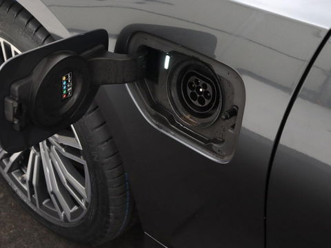 BMW 3-serie 320e M Sport | Leder | Trekhaak | Stoelverwarming | Carplay | Sportstoelen | Laserlicht | Live Cockpit | DAB | Parkeerhulp | Navigatie | Climate control | Bluetooth | Cruise control