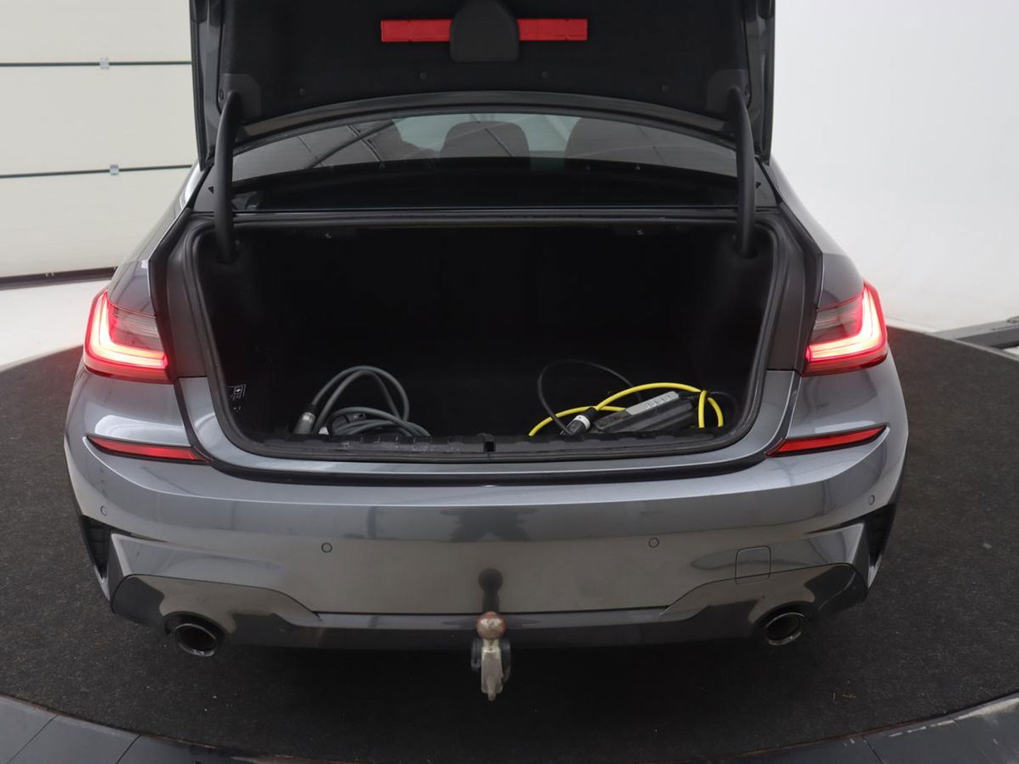 BMW 3-serie 320e M Sport | Leder | Trekhaak | Stoelverwarming | Carplay | Sportstoelen | Laserlicht | Live Cockpit | DAB | Parkeerhulp | Navigatie | Climate control | Bluetooth | Cruise control