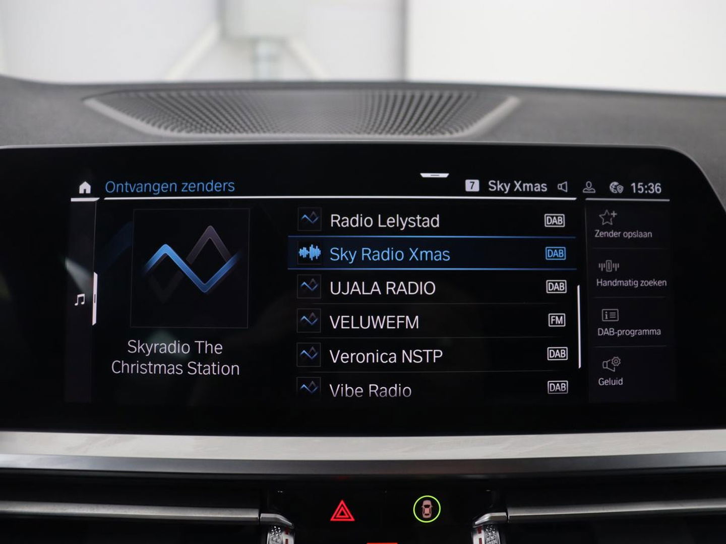 BMW 3-serie 320e M Sport | Leder | Trekhaak | Stoelverwarming | Carplay | Sportstoelen | Laserlicht | Live Cockpit | DAB | Parkeerhulp | Navigatie | Climate control | Bluetooth | Cruise control