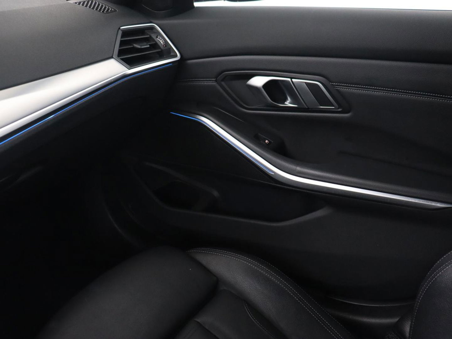 BMW 3-serie 320e M Sport | Leder | Trekhaak | Stoelverwarming | Carplay | Sportstoelen | Laserlicht | Live Cockpit | DAB | Parkeerhulp | Navigatie | Climate control | Bluetooth | Cruise control