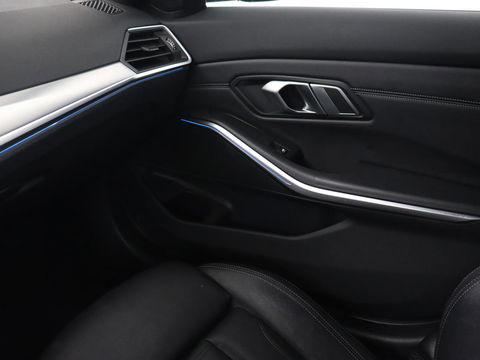 BMW 3-serie 320e M Sport | Leder | Trekhaak | Stoelverwarming | Carplay | Sportstoelen | Laserlicht | Live Cockpit | DAB | Parkeerhulp | Navigatie | Climate control | Bluetooth | Cruise control