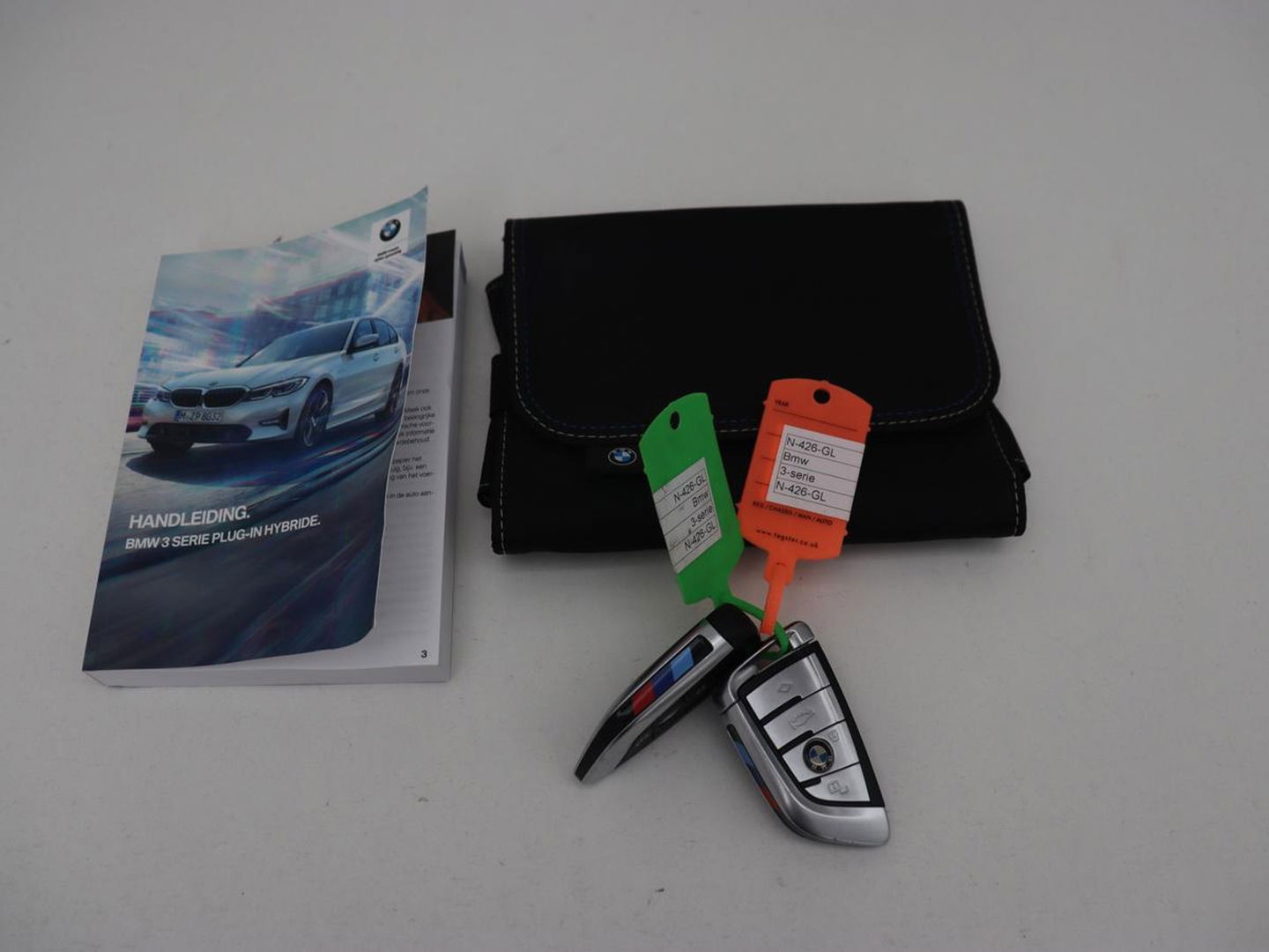 BMW 3-serie 320e M Sport | Leder | Trekhaak | Stoelverwarming | Carplay | Sportstoelen | Laserlicht | Live Cockpit | DAB | Parkeerhulp | Navigatie | Climate control | Bluetooth | Cruise control