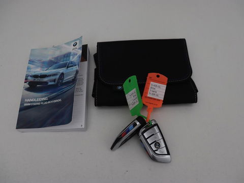 BMW 3-serie 320e M Sport | Leder | Trekhaak | Stoelverwarming | Carplay | Sportstoelen | Laserlicht | Live Cockpit | DAB | Parkeerhulp | Navigatie | Climate control | Bluetooth | Cruise control