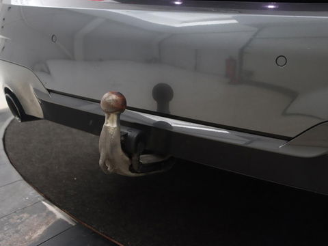 BMW 3-serie 320e M Sport | Leder | Trekhaak | Stoelverwarming | Carplay | Sportstoelen | Laserlicht | Live Cockpit | DAB | Parkeerhulp | Navigatie | Climate control | Bluetooth | Cruise control