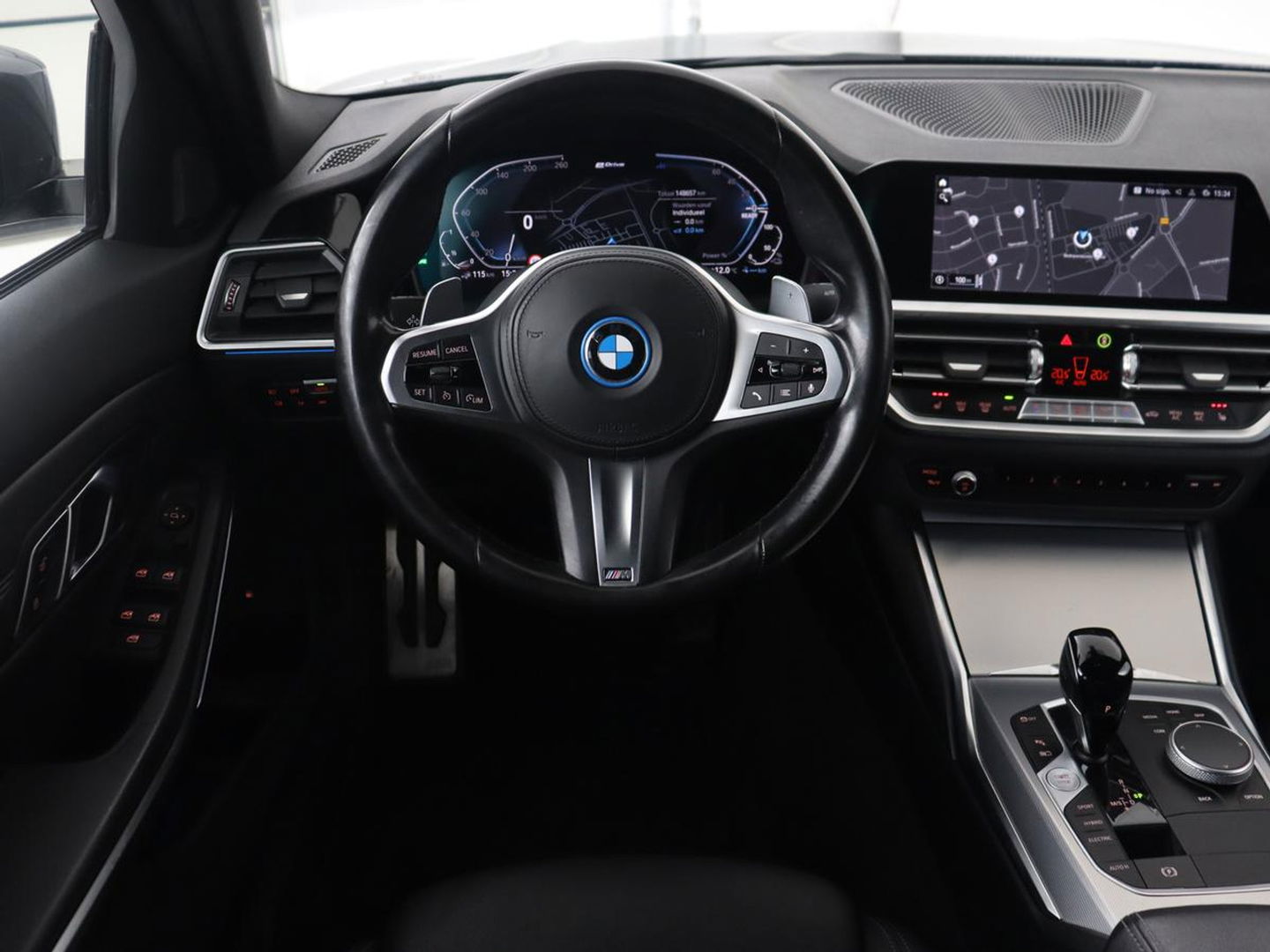 BMW 3-serie 320e M Sport | Leder | Trekhaak | Stoelverwarming | Carplay | Sportstoelen | Laserlicht | Live Cockpit | DAB | Parkeerhulp | Navigatie | Climate control | Bluetooth | Cruise control