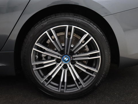 BMW 3-serie 320e M Sport | Leder | Trekhaak | Stoelverwarming | Carplay | Sportstoelen | Laserlicht | Live Cockpit | DAB | Parkeerhulp | Navigatie | Climate control | Bluetooth | Cruise control