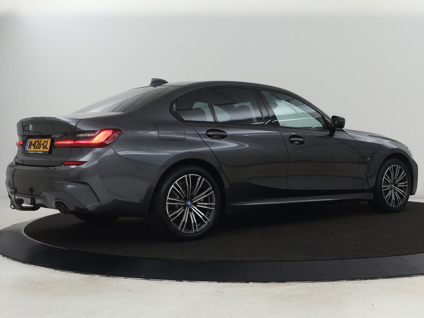 BMW 3-serie 320e M Sport | Leder | Trekhaak | Stoelverwarming | Carplay | Sportstoelen | Laserlicht | Live Cockpit | DAB | Parkeerhulp | Navigatie | Climate control | Bluetooth | Cruise control