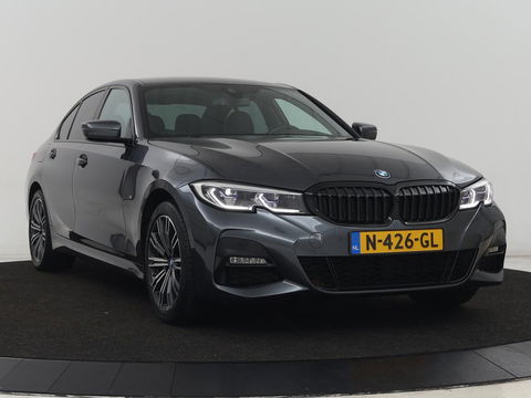 BMW 3-serie 320e M Sport | Leder | Trekhaak | Stoelverwarming | Carplay | Sportstoelen | Laserlicht | Live Cockpit | DAB | Parkeerhulp | Navigatie | Climate control | Bluetooth | Cruise control