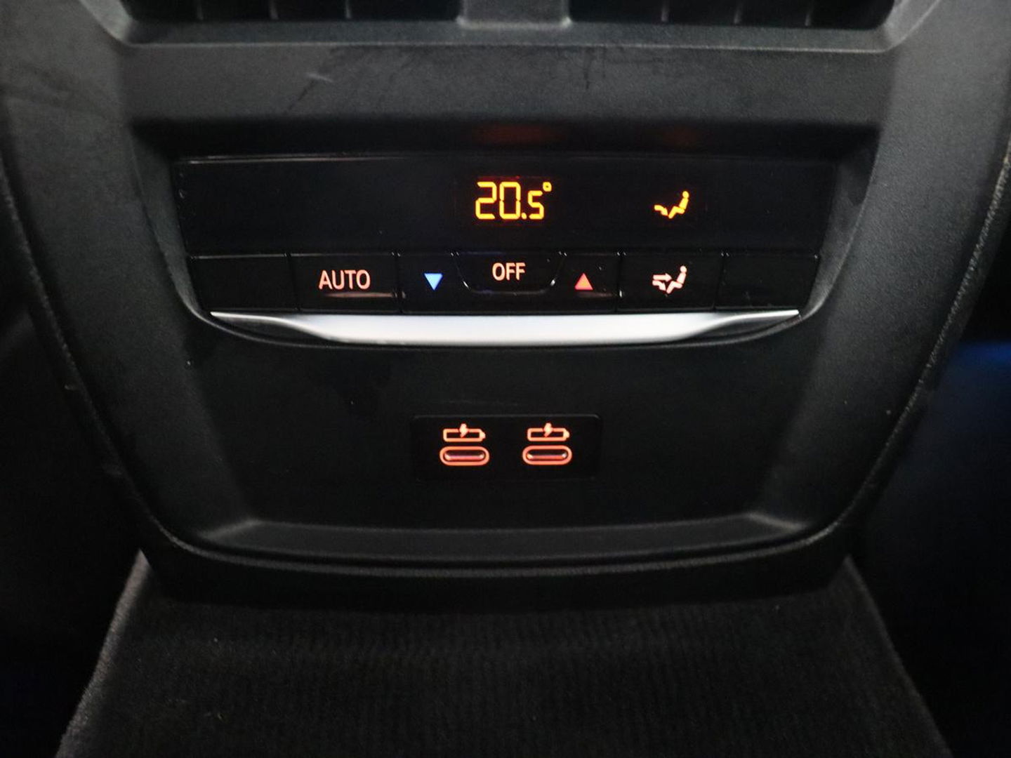 BMW 3-serie 320e M Sport | Leder | Trekhaak | Stoelverwarming | Carplay | Sportstoelen | Laserlicht | Live Cockpit | DAB | Parkeerhulp | Navigatie | Climate control | Bluetooth | Cruise control