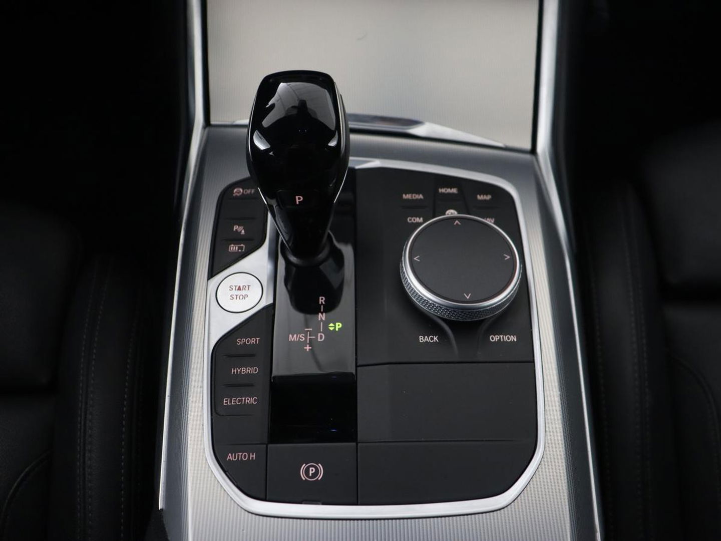 BMW 3-serie 320e M Sport | Leder | Trekhaak | Stoelverwarming | Carplay | Sportstoelen | Laserlicht | Live Cockpit | DAB | Parkeerhulp | Navigatie | Climate control | Bluetooth | Cruise control