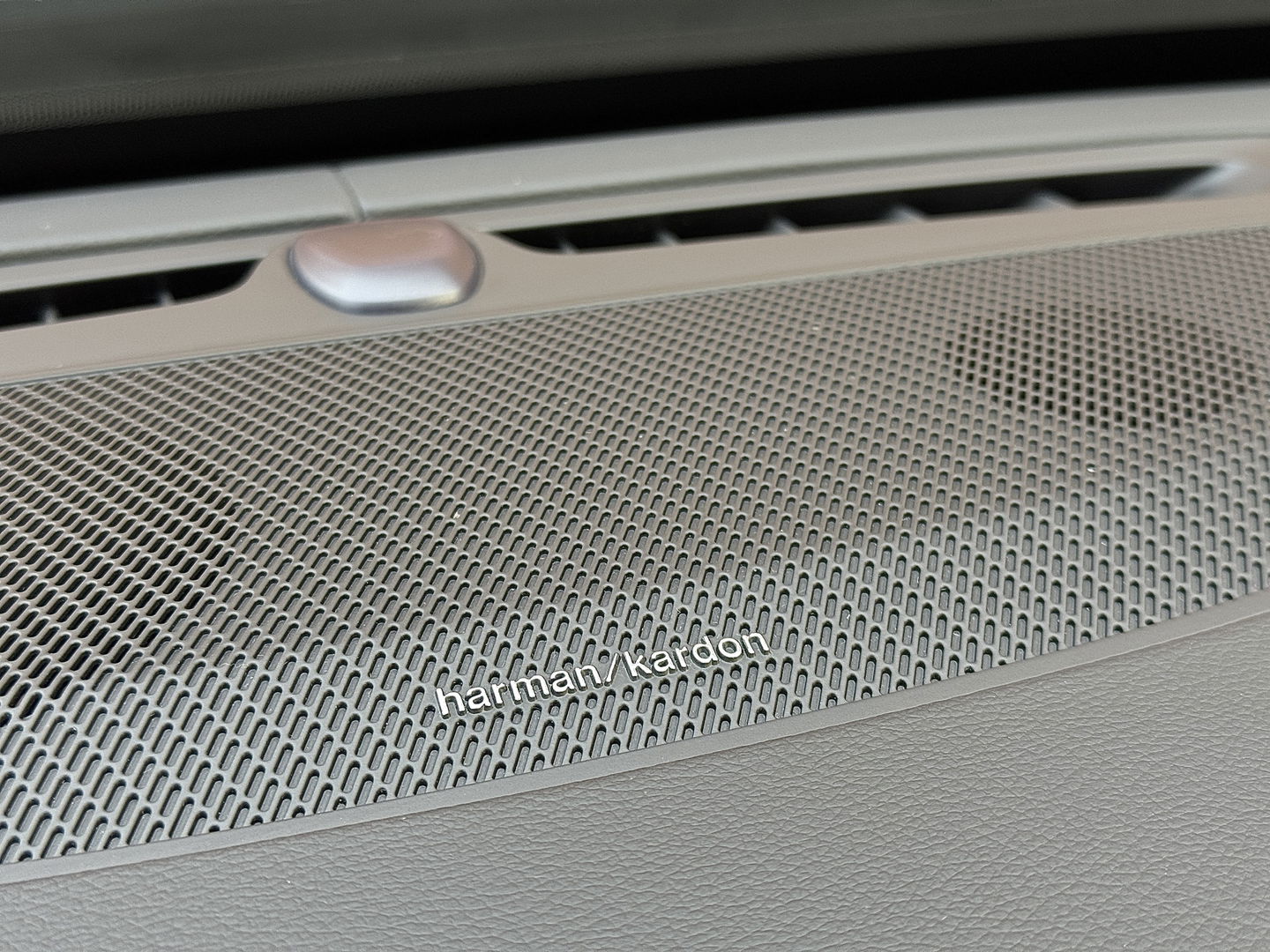 Volvo XC90 2.0 T8 Recharge AWD Plus Dark | 7 Persoons | Harman & Kardon | Apple Carplay | Android Auto | Leder | Stuurwielverwarming | Adaptieve Cruise Control | Lane Assist | DAB | Led |