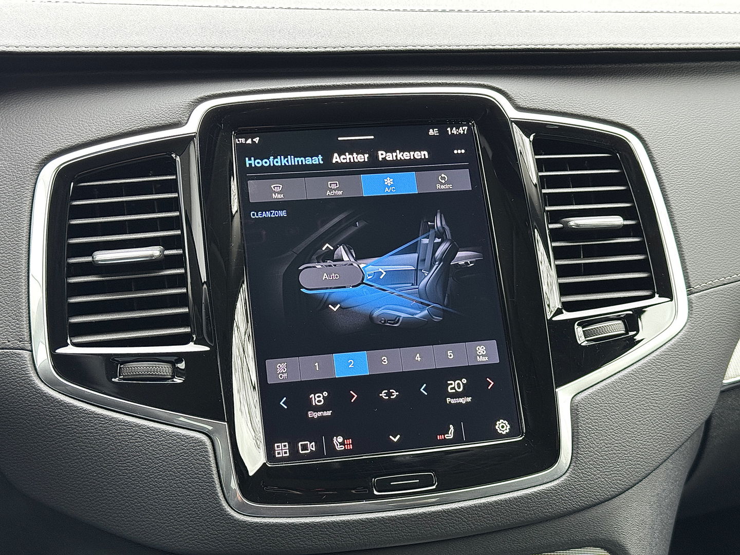 Volvo XC90 2.0 T8 Recharge AWD Plus Dark | 7 Persoons | Harman & Kardon | Apple Carplay | Android Auto | Leder | Stuurwielverwarming | Adaptieve Cruise Control | Lane Assist | DAB | Led |